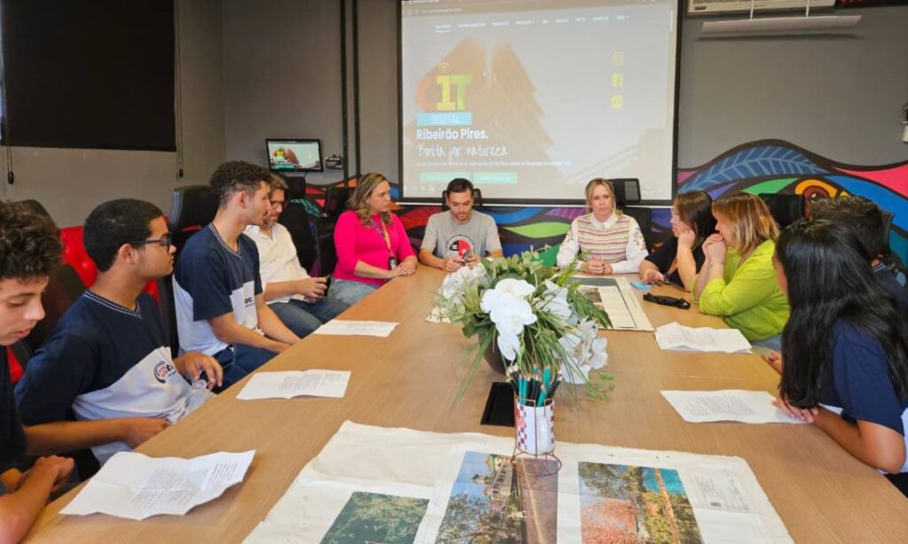 Equipe de Turismo de Ribeirão Pires recebe alunos da Etec de Rio Grande da Serra