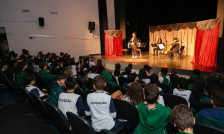 Estudantes de São Caetano vivenciam experiência cultural no Teatro Santos Dumont em parceria com o Sesc