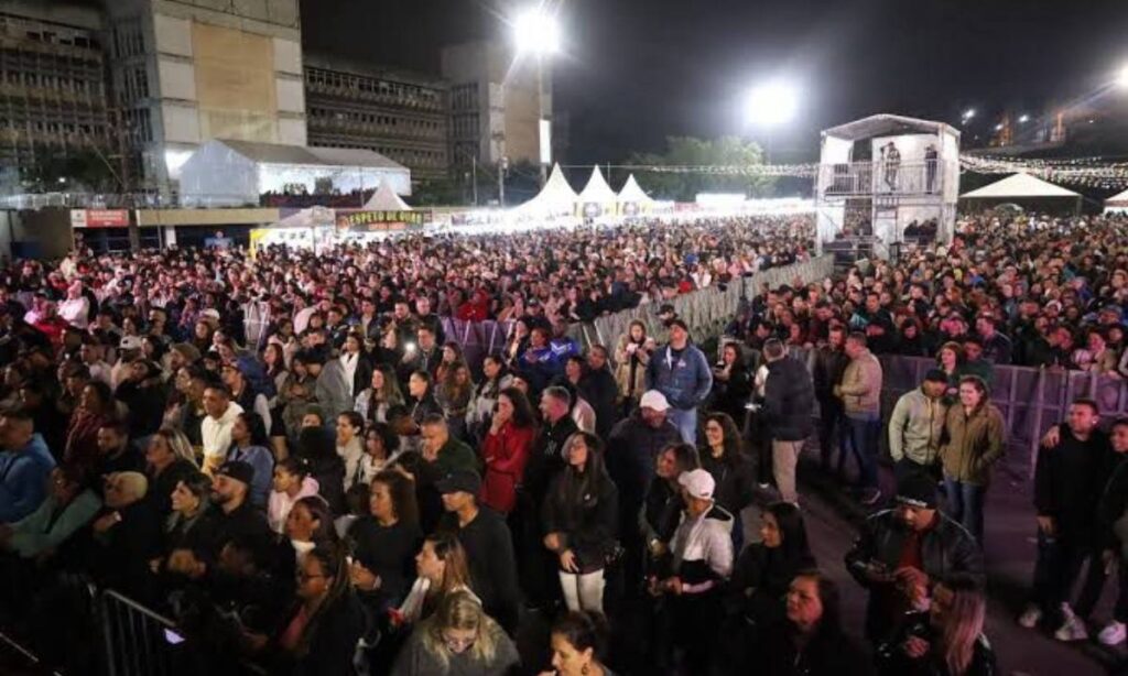 Festival de Inverno de Mauá tem show de Val Pinheiro e atrações gratuitas para a família 1 Festival de Inverno de Mauá com público assistindo a show ao vivo no Paço Municipal.