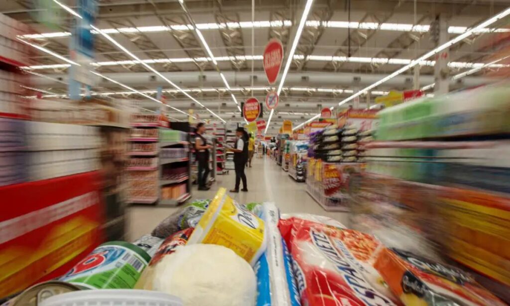 Inflação tem prévia negativa em agosto, aponta IBGE; energia, alimentos e gasolina puxam queda
