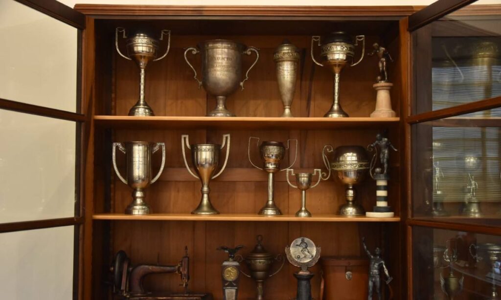 Oficina do Museu do Futebol em Paranapiacaba ensina técnicas para conservar troféus e medalhas