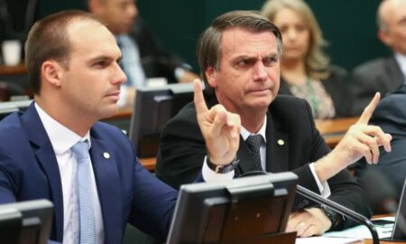 PF indicia Bolsonaro e Eduardo em inquérito sobre sanções dos EUA