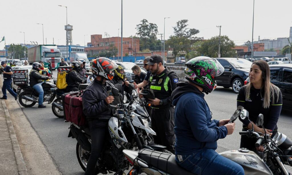 Prefeituras de São Caetano e Santo André realizam ação educativa para condutores de veículo e motocicletas