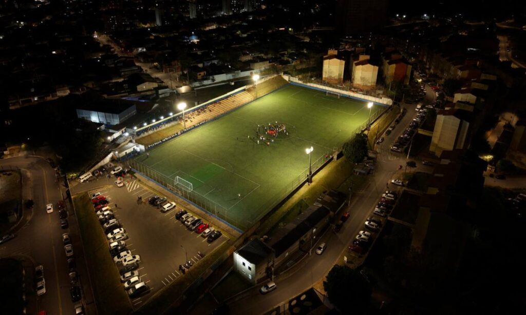 Entrega de novas iluminações nos campos do Ferrazópolis e Corinthinhas reforça compromisso com futebol amador de São Bernardo