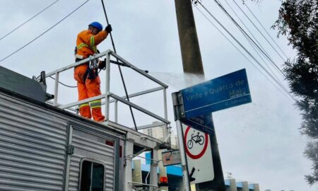 Santo André intensifica manutenção e limpeza de placas de sinalização e logradouros