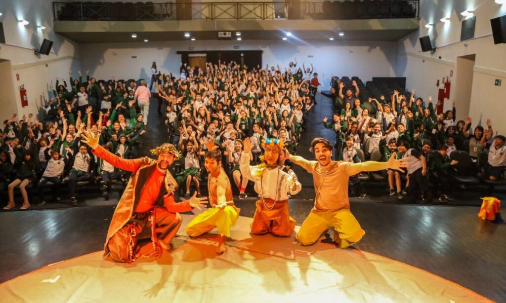 Alunos da rede municipal de São Caetano assistem ao espetáculo "Meu Avô Apolinário" no Teatro Santos Dumont