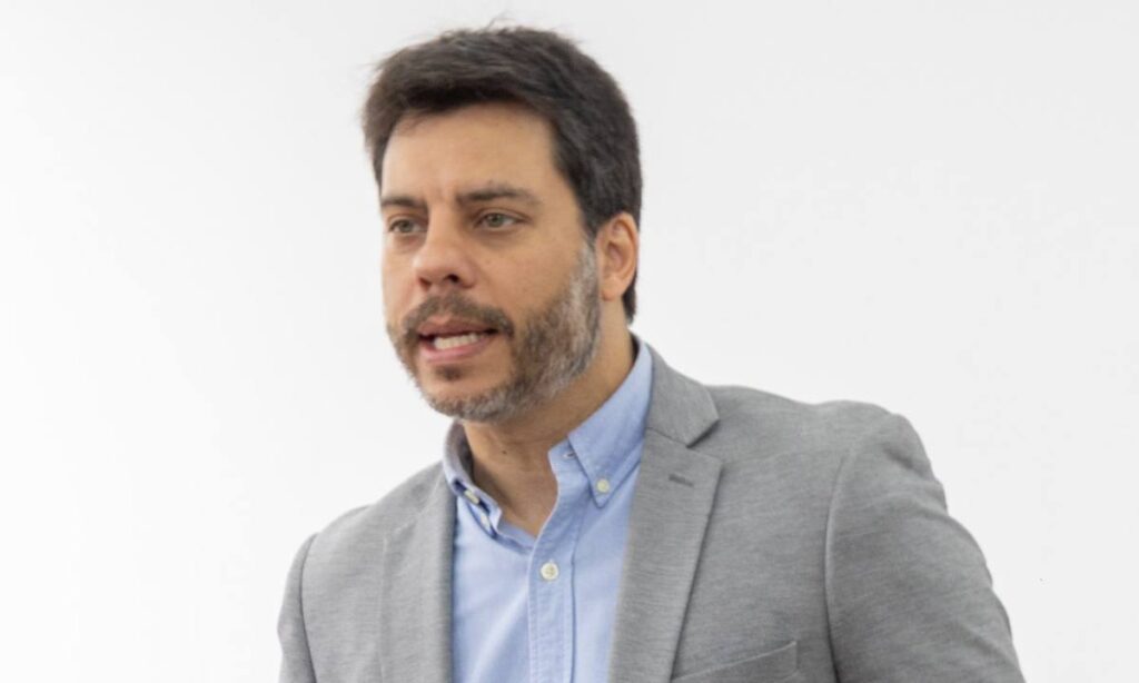 COOP inaugura Drogaria Escola com foco na capacitação e valorização do capital humano 1 Com a proposta de ampliar a qualificação profissional de seus colaboradores e oferecer uma experiência ainda mais completa a cooperados e clientes, a Coop inaugurou a sua primeira Drogaria Escola. A iniciativa reforça a diretriz estratégica da rede em cuidar, desenvolver pessoas e valorização do capital humano. "Para crescermos de forma sólida e consistente, é preciso ir além do discurso e investir na prática. O espaço não é apenas físico, mas sim um ambiente de conhecimento que possibilita o desenvolvimento profissional e, consequentemente, um atendimento cada vez mais humanizado", afirma Gustavo Ramos, diretor do Negócio Drogaria. A primeira unidade está instalada em Santo André, atendendo todas as lojas do Grande ABC. Em breve, outras duas Drogarias Escola serão inauguradas em São José dos Campos e Sorocaba, contemplando o universo de 71 drogarias da rede e cerca de 1 mil colaboradores. Segundo Amauri Damico, analista de treinamento de drogarias, o espaço será voltado ao aprendizado contínuo, com programas de integração para novos colaboradores e reciclagem das equipes já atuantes. "Entre os temas abordados estão prevenção de perdas, cultura empresarial e treinamentos realizados em parceria com fornecedores e o Serviço Nacional de Aprendizagem do Cooperativismo (Sescoop)", explica. O projeto também conta com o apoio da indústria farmacêutica. Para Leandro Ramos, gerente de Contas da Libbs, a iniciativa é fundamental para fortalecer a relação entre balcão e paciente. "Nossas principais linhas são de uso contínuo para o tratamento de doenças do sistema nervoso central, cardiologia e anticoncepcionais. Por isso, é essencial que balconistas e farmacêuticos estejam preparados para esclarecer as dúvidas dos clientes", destaca. Na mesma linha, Junio Oliveira, gerente de Contas da EMS, ressalta que a Drogaria Escola representa "a integração perfeita entre varejo e indústria, resultando em melhor atendimento e, consequentemente, em melhores resultados". Sobre: Com 70 anos de história, cerca de 6 mil colaboradores e 1,1 milhão cooperados ativos, a Coop possui 36 unidades de varejo alimentar, sendo 28 no Grande ABC, uma em Piracicaba, três em São José dos Campos, duas em Sorocaba, duas em Tatuí, 71 drogarias e canais digitais. Por ser uma cooperativa, seu principal objetivo é oferecer os melhores serviços a preços justos, além de reverter benefícios aos cooperados e à comunidade.