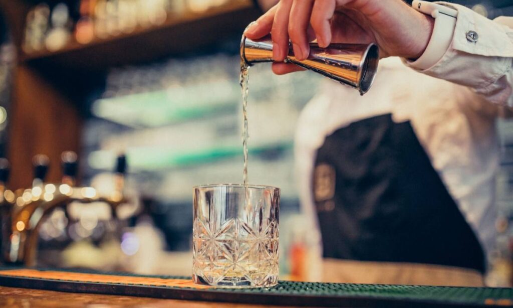 Fhoresp alerta para falsificação de bebidas no Brasil após mortes por intoxicação em São Paulo