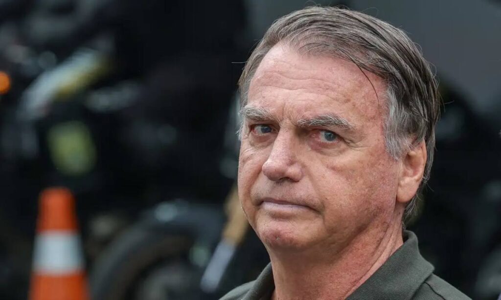 Jair Bolsonaro é levado ao hospital após passar mal durante prisão domiciliar