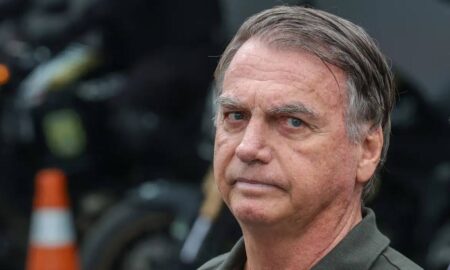Jair Bolsonaro é levado ao hospital após passar mal durante prisão domiciliar