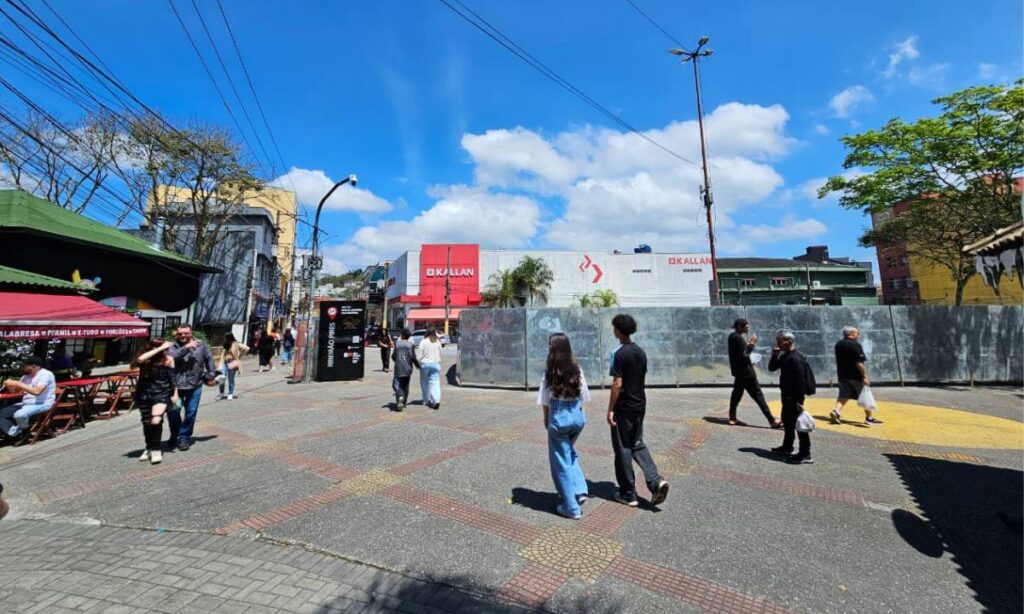 Força-tarefa da Prefeitura de Ribeirão Pires atua na Vila do Doce após queda parcial de quiosques.