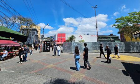 Força-tarefa da Prefeitura de Ribeirão Pires atua na Vila do Doce após queda parcial de quiosques.