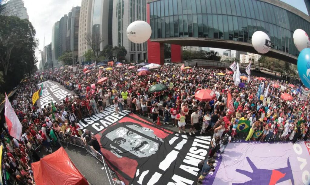 Protestos contra PEC da Blindagem e anistia a golpistas reúnem multidões no Brasil