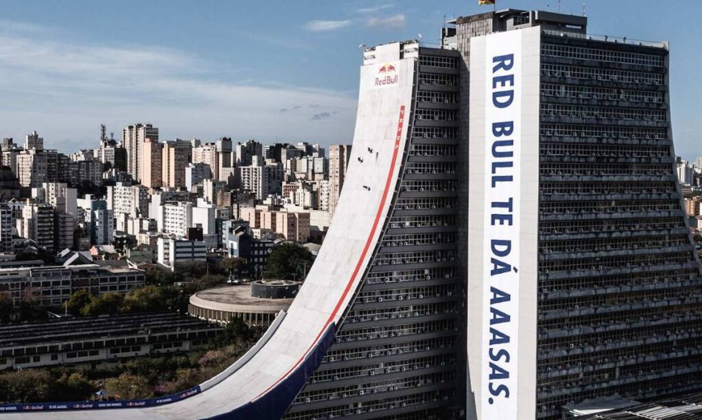 Sandro Dias faz história ao descer maior rampa de skate do mundo em prédio icônico de Porto Alegre