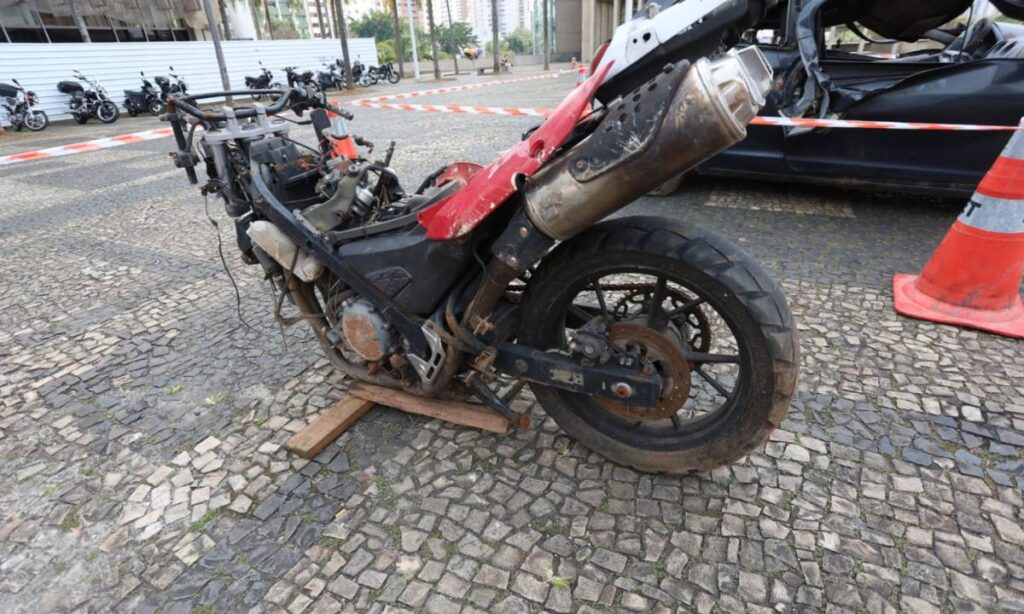 Santo André alerta para riscos da imprudência no trânsito com exposição de carros batidos 1 Santo André alerta para riscos da imprudência no trânsito com exposição de carros batidos