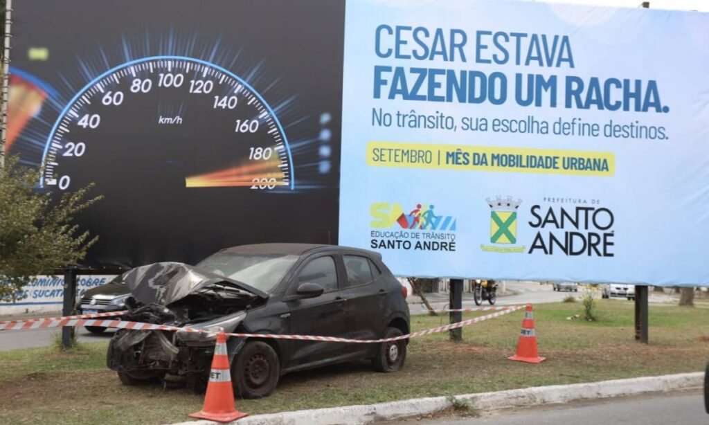 Santo André alerta para riscos da imprudência no trânsito com exposição de carros batidos