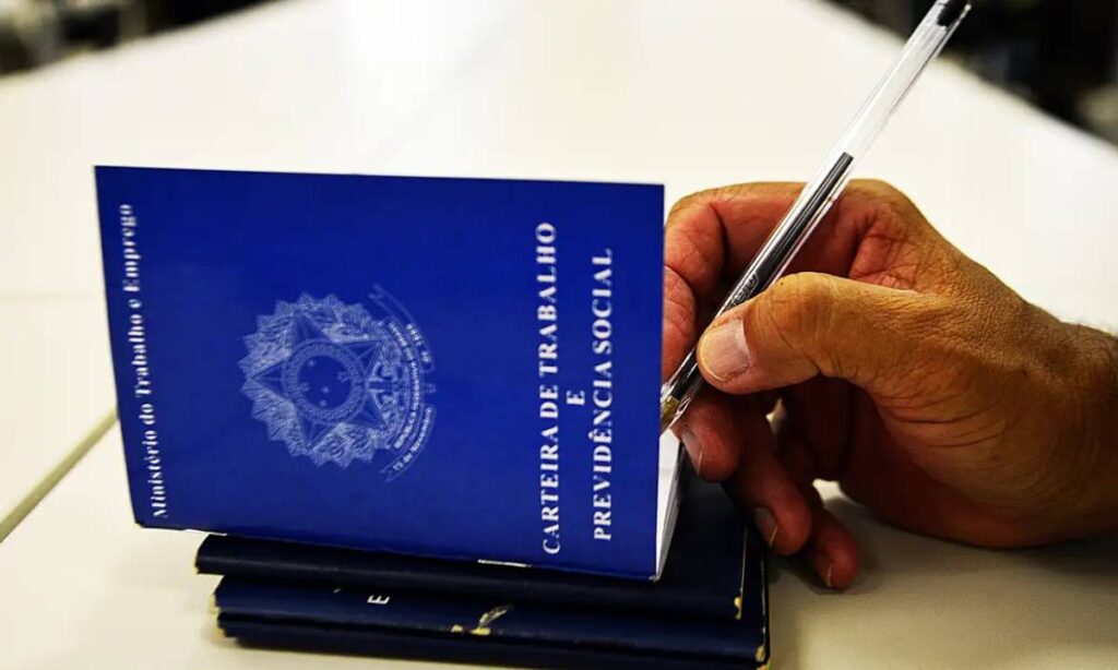 Taxa de desemprego recua para 5,6% no trimestre até julho, diz IBGE
