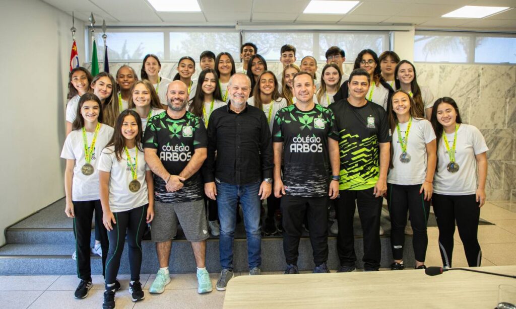 Tite Campanella recebe alunos do Colégio Arbos, que representarão São Paulo nos Jogos Escolares Brasileiros