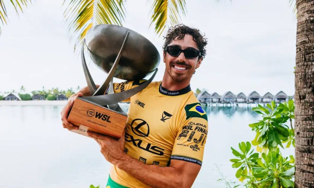 Yago Dora é campeão mundial de surfe 2025 nas Ilhas Fiji