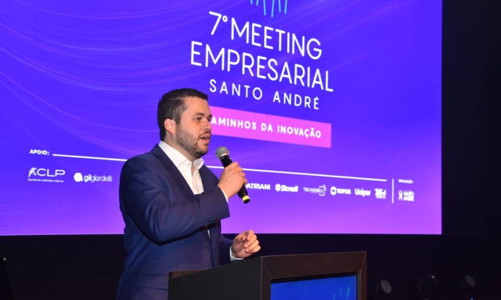Prefeito Gilvan Ferreira durante o 7º Meeting Empresarial de Santo André.