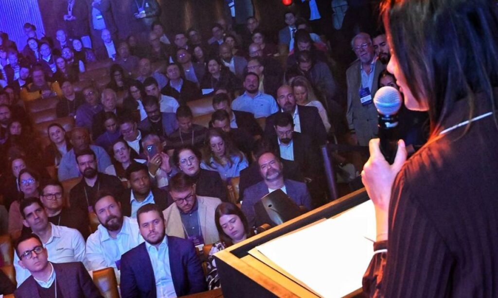 Ana Carolina Serra defende inovação com humanismo e parcerias público-privadas em Santo André