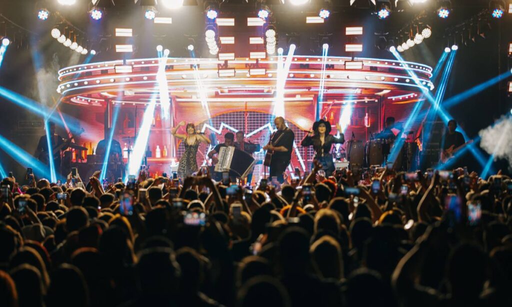 Após show com ingressos esgotados, Maraisa faz after com fãs no Villa Country
