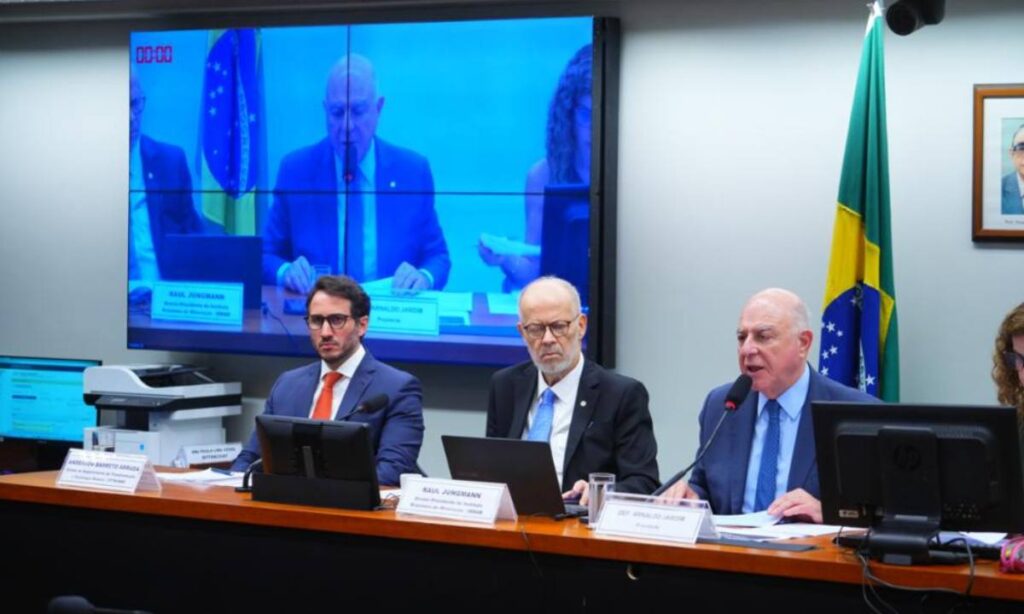 Arnaldo Jardim apresenta parecer estratégico sobre Política Nacional de Minerais Críticos e Estratégicos