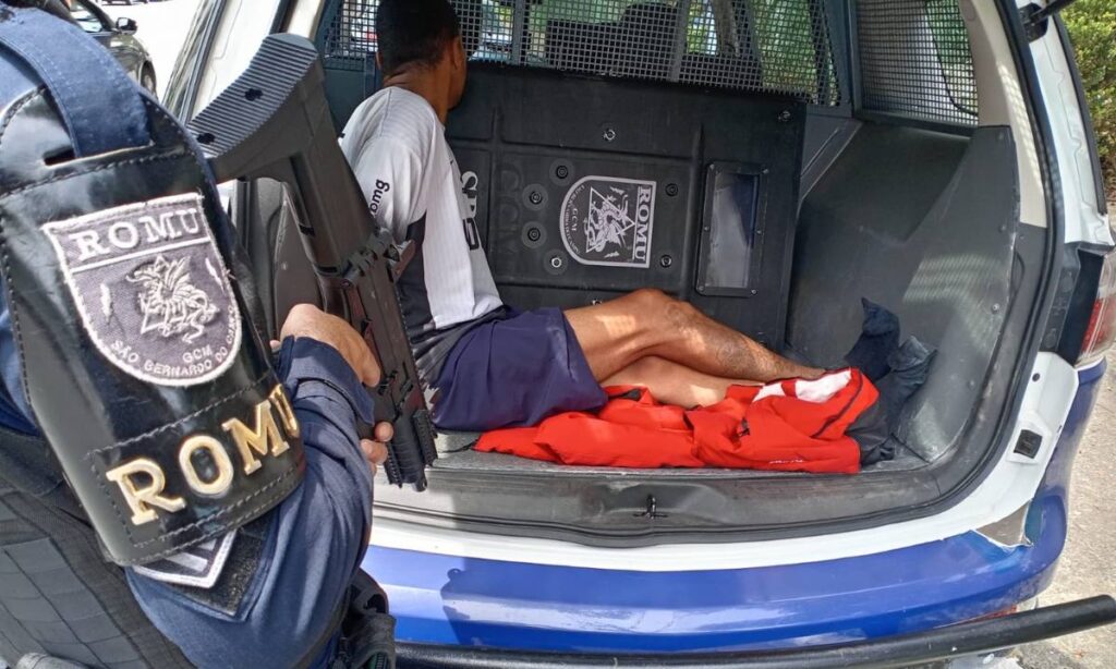 ROMU de São Bernardo prende dois por tráfico de drogas no Jardim Silvina