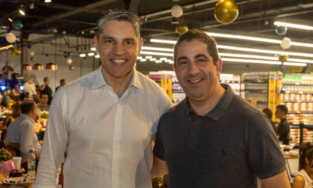 COOP reúne cooperados e clientes em rodízio de pizza no mês de aniversário da marca