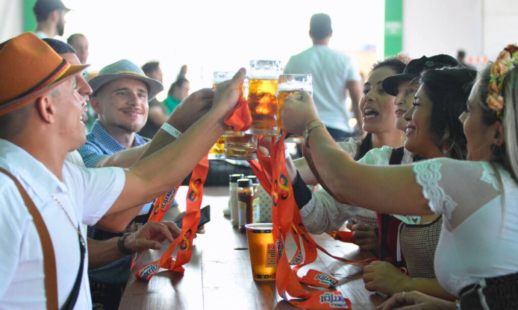 Com 56 mil litros de chope, São Paulo Oktoberfest 2025 celebra tradição e diversidade cultural