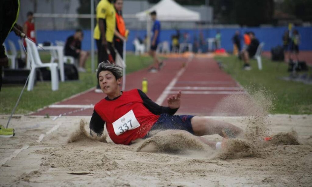 Atletas jovens participam da 10ª Copa Futuro de Atletismo no CTE Mário Checkin, em São Caetano do Sul.