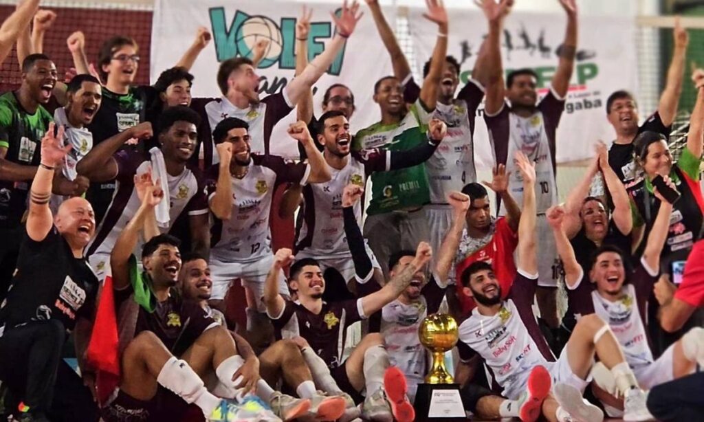 Elenco do Vôlei Mania Pinda comemora o título paulista 2025 no Ginásio Juca Moreira após vitória por 3×0 sobre o São Caetano.