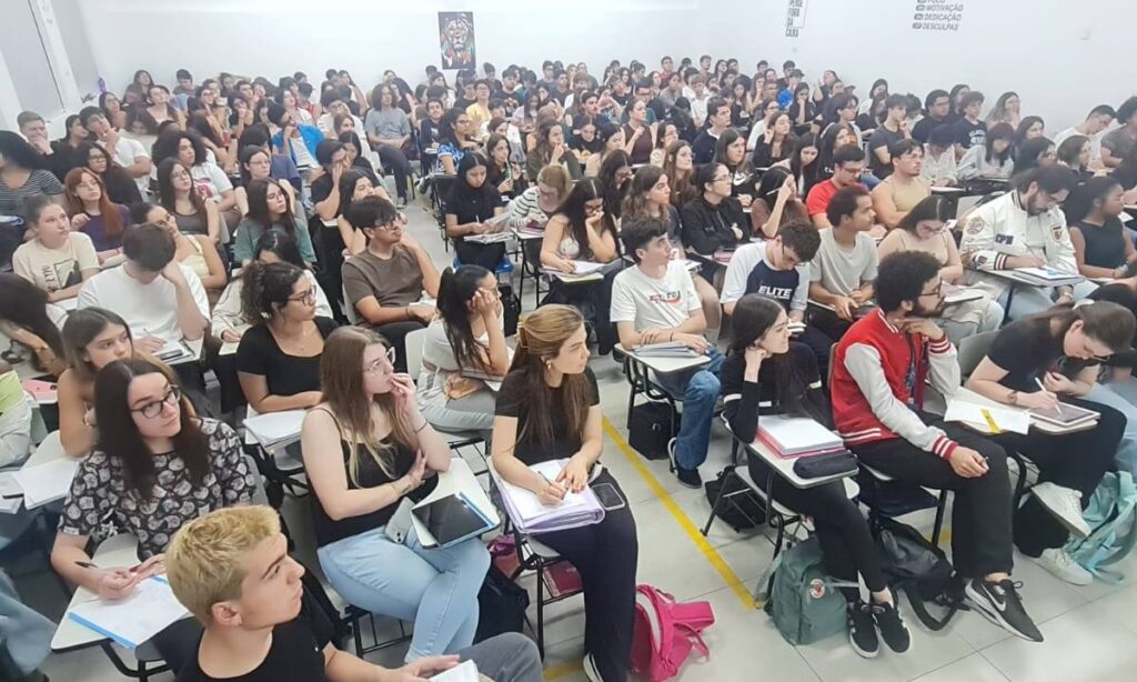 De olho na preparação dos vestibulandos, cursinho promove concurso de bolsas