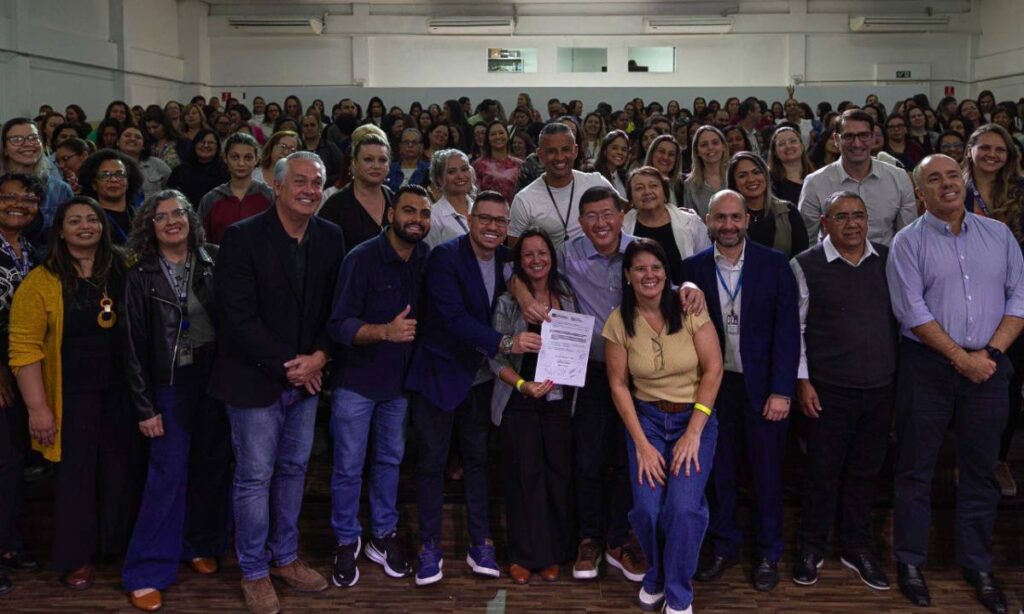 Diadema lança Programa Escola Feliz no Dia do Professor com pacote de valorização e investimentos