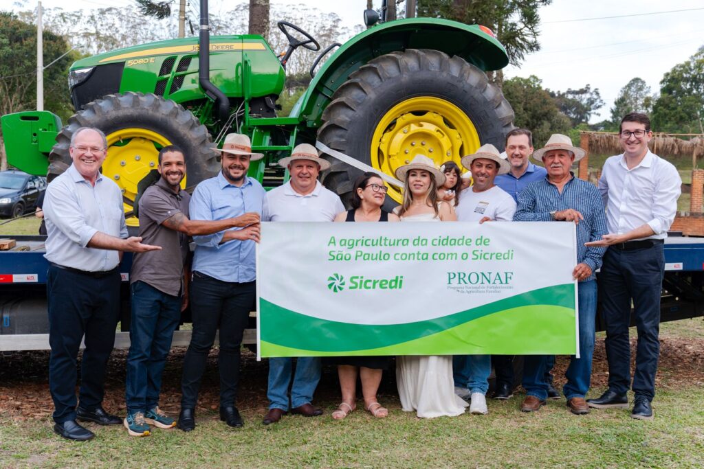 Entrega oficial de dois tratores a produtores de Parelheiros
