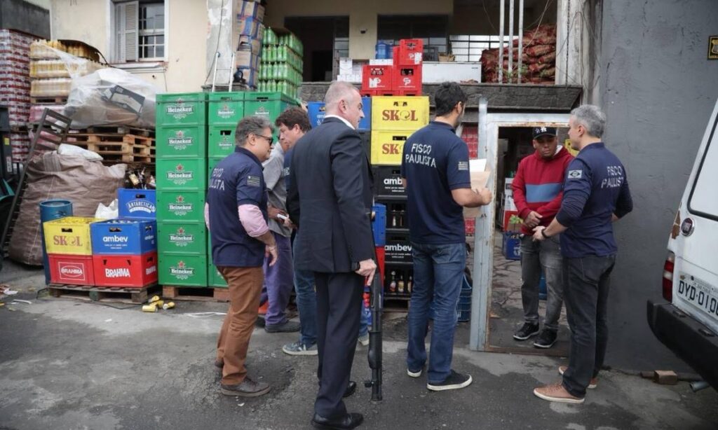 Auditores da Sefaz-SP e policiais civis fiscalizam estabelecimentos durante a Operação Gota a Gota em São Paulo