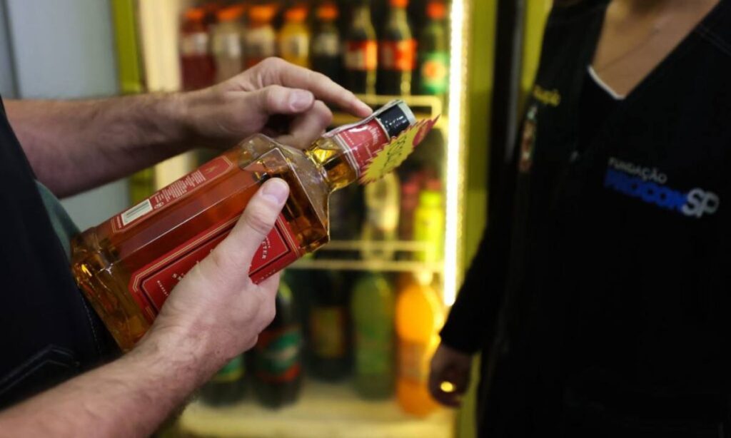 Polícia Civil fecha fábrica clandestina de bebidas adulteradas em Tatuí