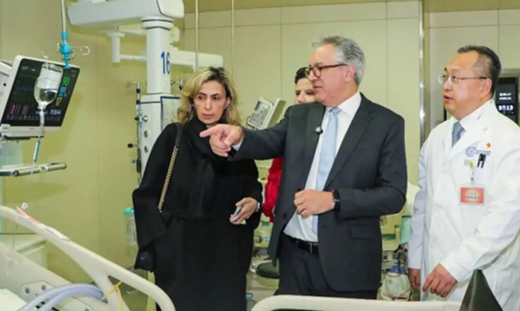 Ministro Alexandre Padilha durante visita ao hospital inteligente Tiantan, em Beijing