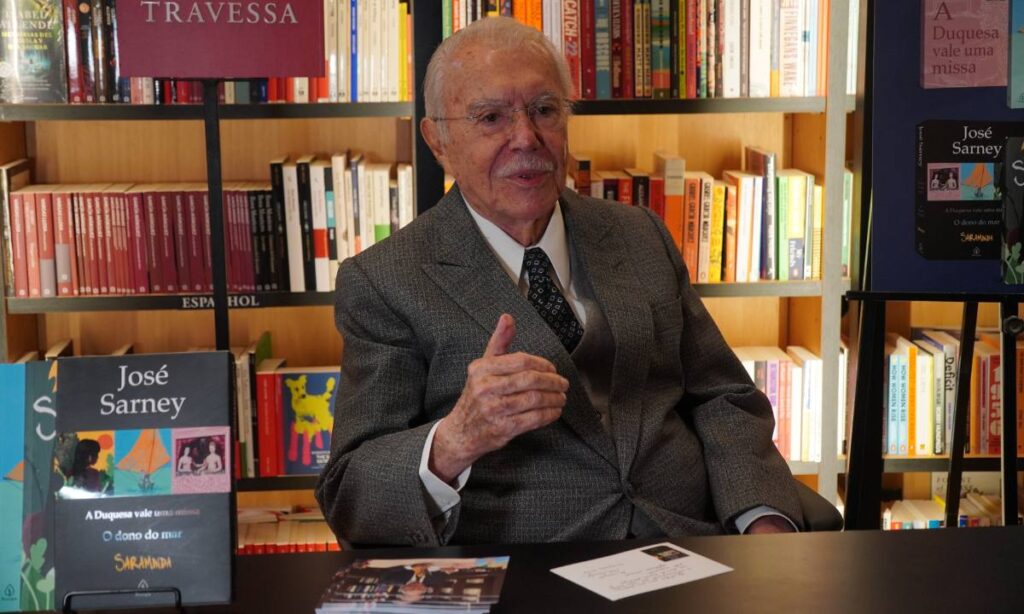 Imortal da ABL, Sarney relança obras literárias em noite memorável