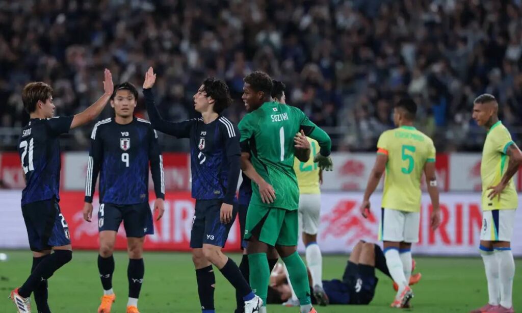 Seleção brasileira em campo durante amistoso contra o Japão em Tóquio