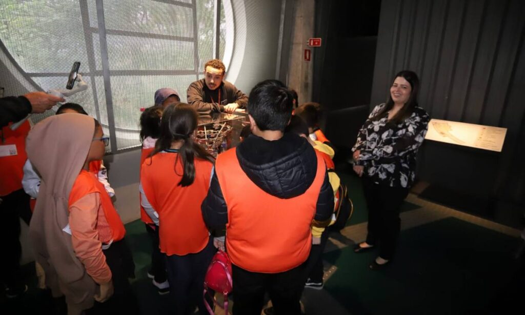 Jessica Roberta leva crianças de instituição parceira do Fundo Social ao Museu do Futebol
