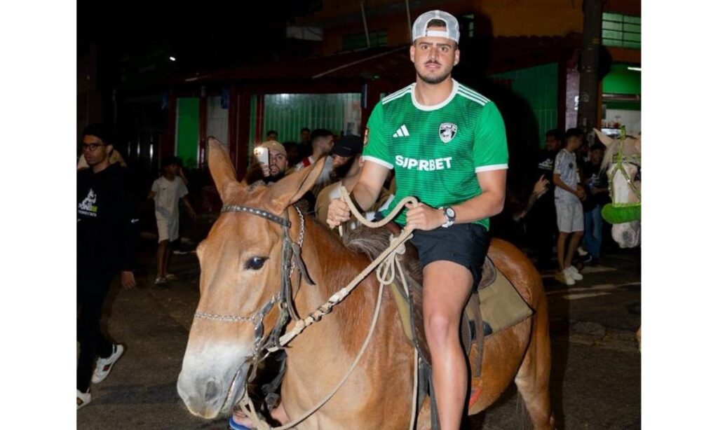 Jon Vlogs chega de burro e charrete para estreia do Capim FC na Kings League