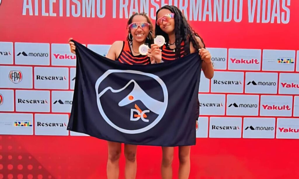 Atletas Nicoly Moura e Marcela Santos de Ribeirão Pires com medalhas de ouro na Copa Futuro de Atletismo em São Caetano