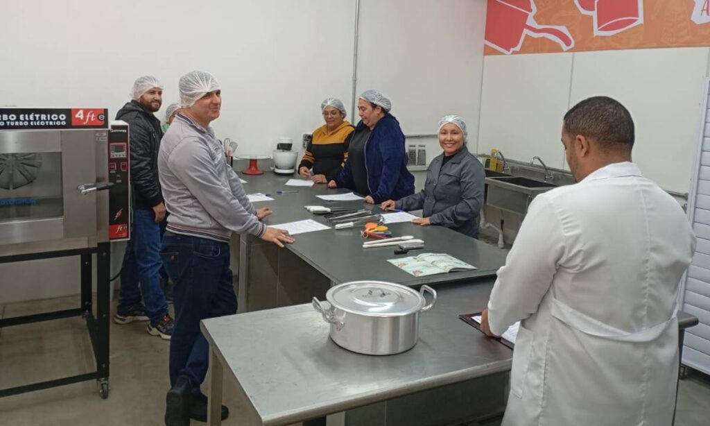 Alunos em sala de aula do Qualifica Mauá durante curso gratuito de qualificação profissional