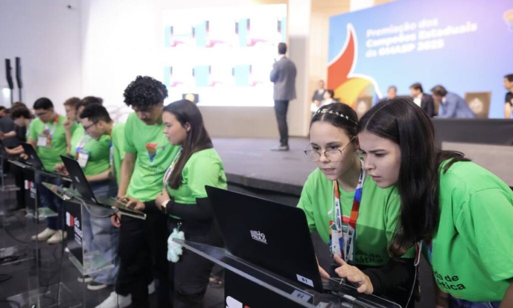 Estudantes medalhistas da Omasp recebem premiação no Palácio dos Bandeirantes