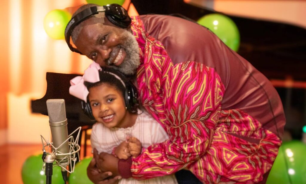 Péricles lança versão de “Meu Limão, Meu Limoeiro” com a filha Maria Helena para celebrar o Dia das Crianças