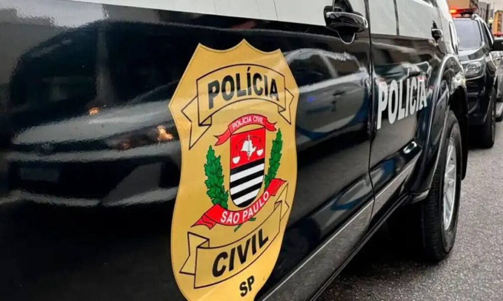 Fiscalização da Polícia Civil em posto de combustíveis durante a Operação Carbono Oculto em SP