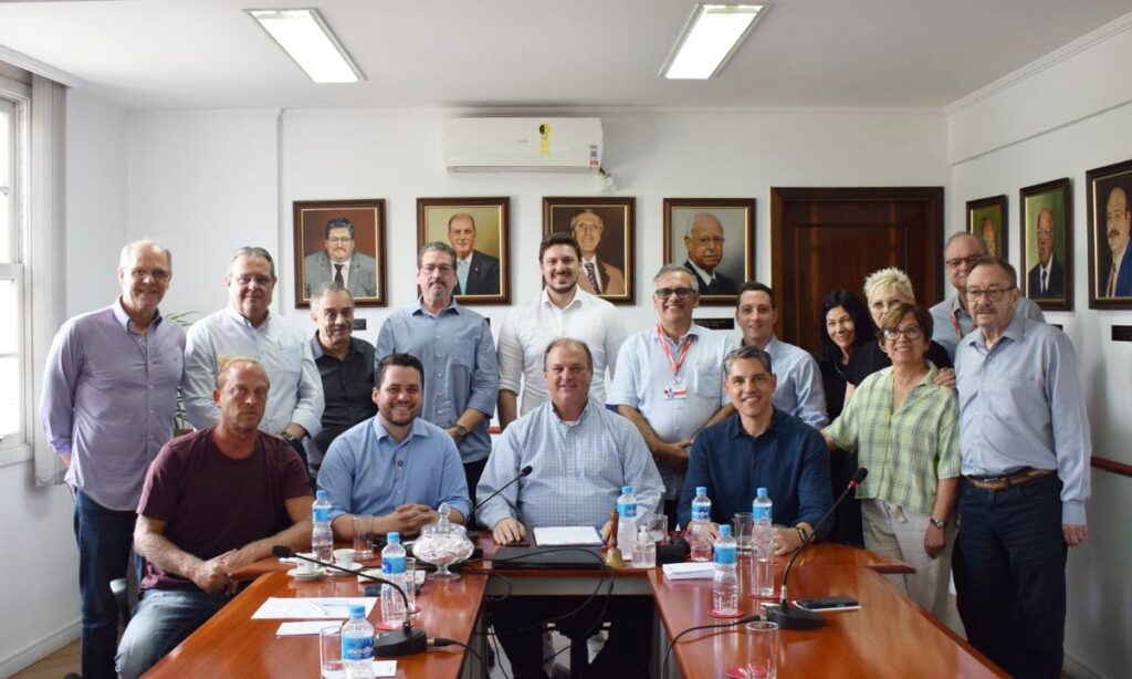 Prefeito Gilvan Ferreira apresenta balanço dos primeiros nove meses de gestão à diretoria da ACISA