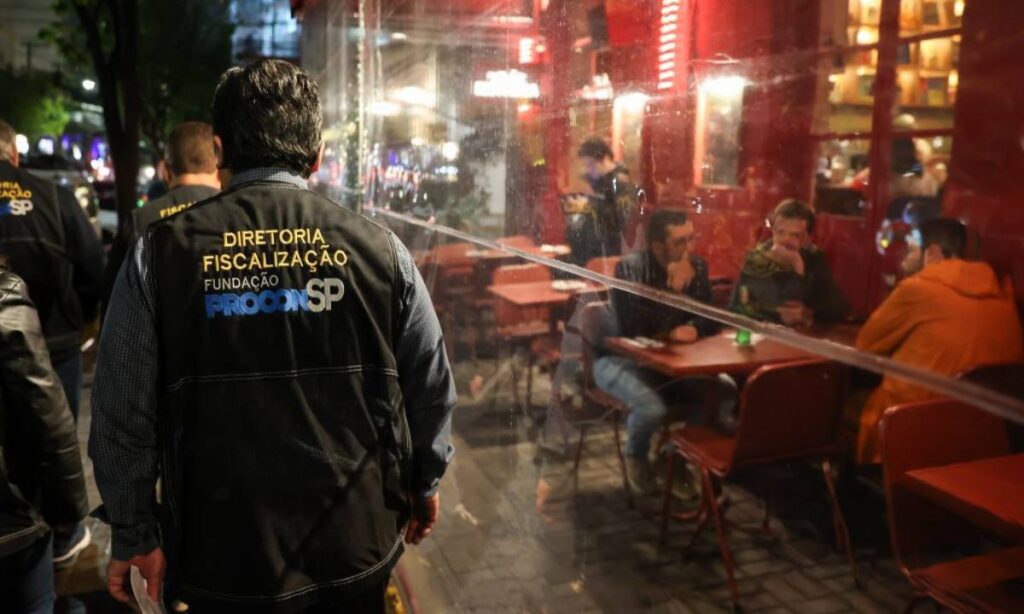 Procon-SP e Polícia Civil fiscalizam suspeita de bebida com metanol na Zona Leste