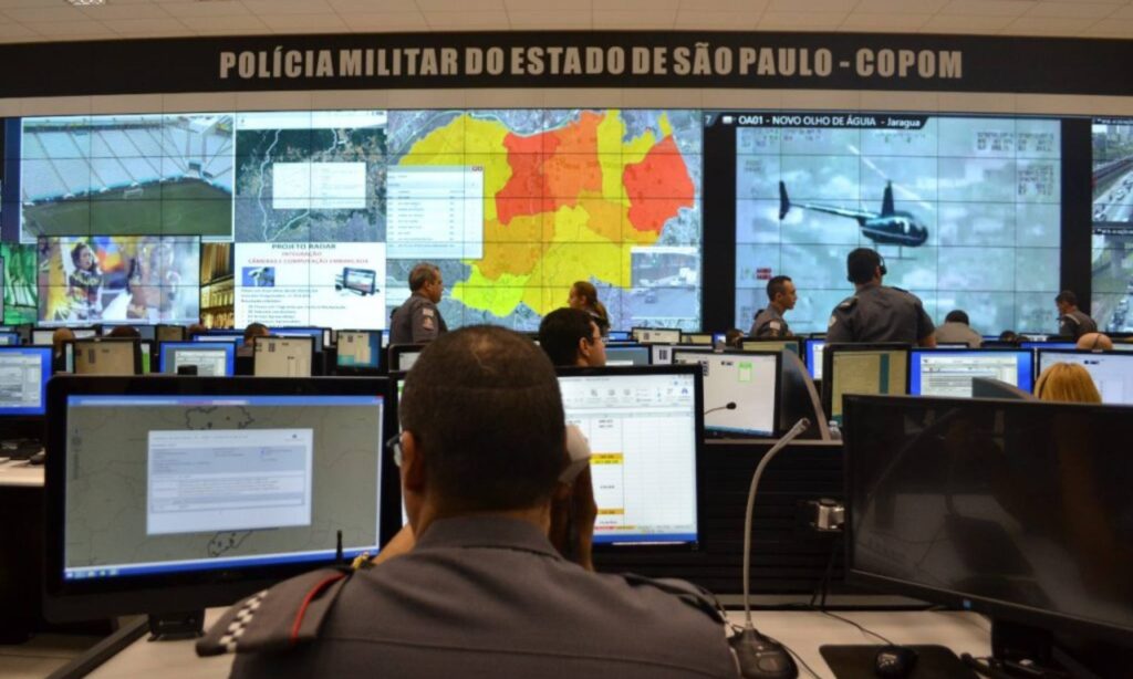Monitoramento da SSP-SP mostra telões com mapas e câmeras do programa Muralha Paulista